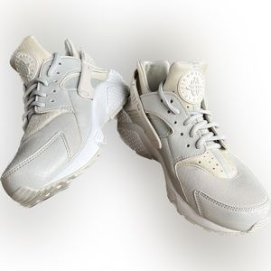 Women’s Nike Huarache Size 8